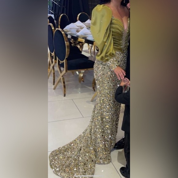 Elegant Designer Dress – Size Large (Bust 40”, Waist 37”, Hips 45”) – $2,000 - Picture 5 of 6